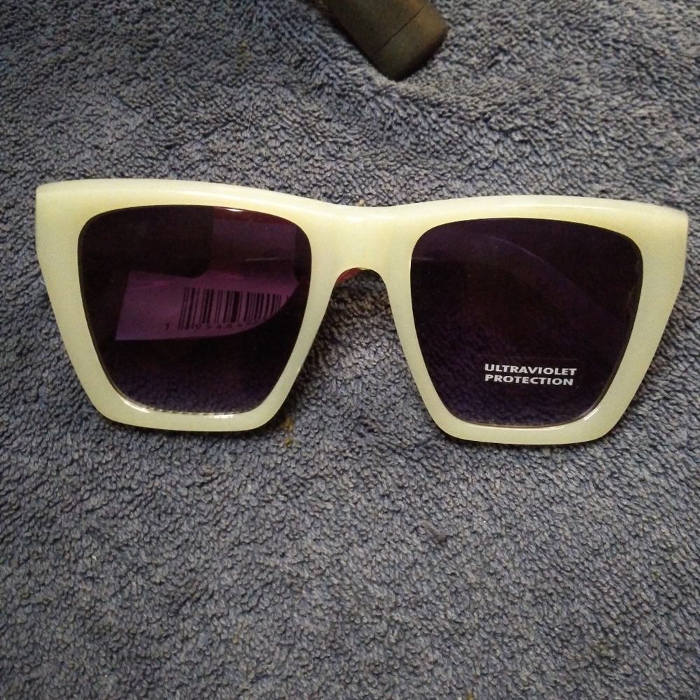 Nwot-Beautiful grey jellybean sunglasses with pretty purple lenses
